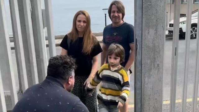 Hugo llegando al colegio.