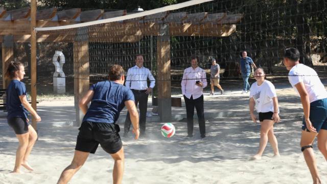 Carlos Velázquez y Rubén Lozano junto a los deportistas en la nueva red de volei.
