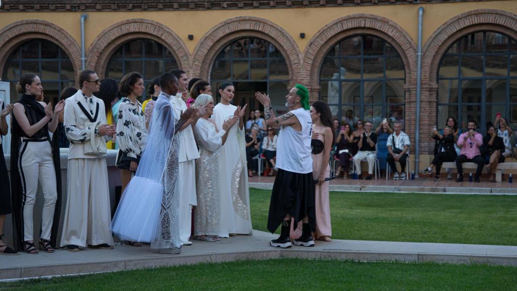 El diseñador junto a sus modelos.