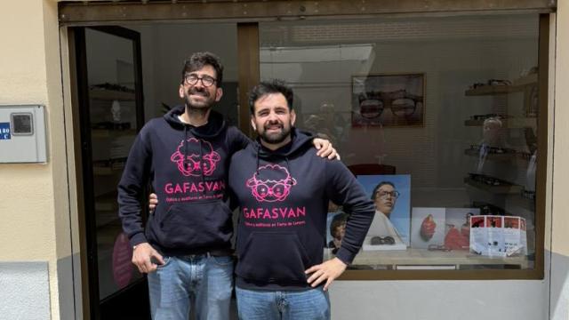 Daniel Paniagua y su compañero Víctor en Valderas (León) donde prestan servicio.