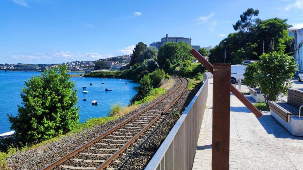 Infraestructura ferroviaria al paso por As Xubias, en A Coruña.