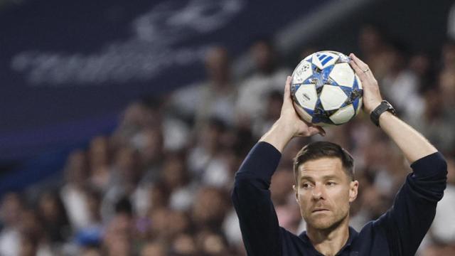 Xabi Alonso recoge un balón en la banda.