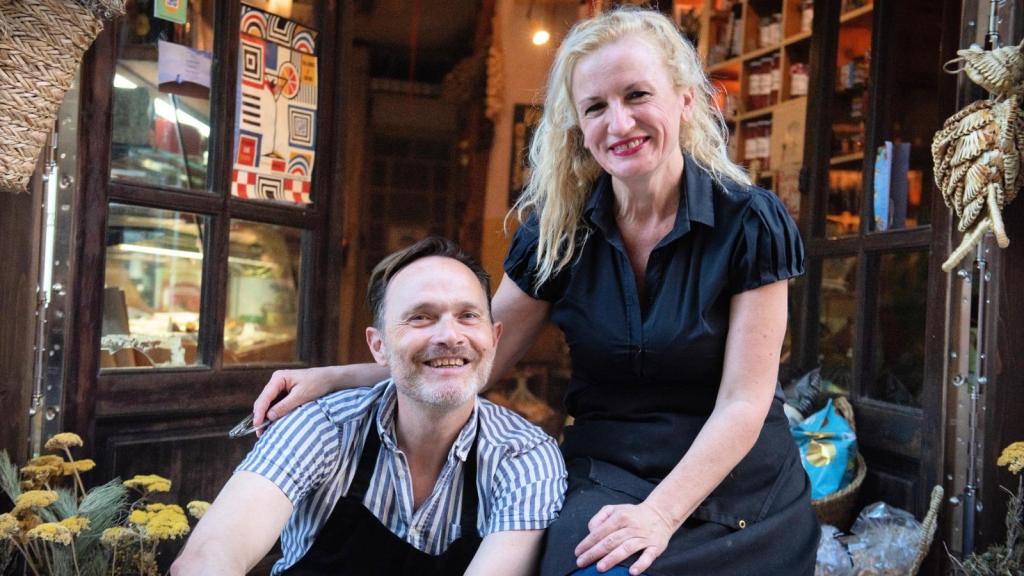 Benjamín Ortega y Elena de Miguel en Comestibles Barea.