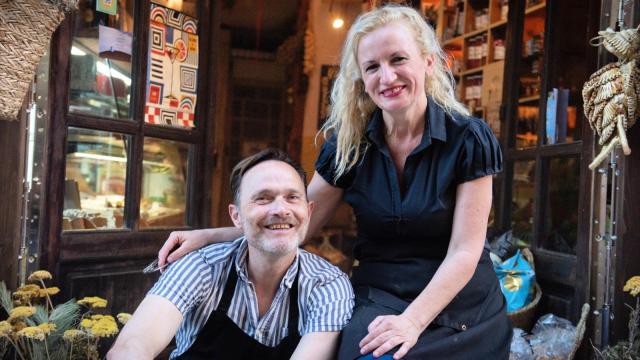 Benjamín Ortega y Elena de Miguel en Comestibles Barea.