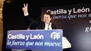 El presidente de la Junta y del PPCyL, Alfonso Fernández Mañueco, celebra su victoria en la noche electoral de los últimos comicios autonómicos, el 13 de febrero de 2022