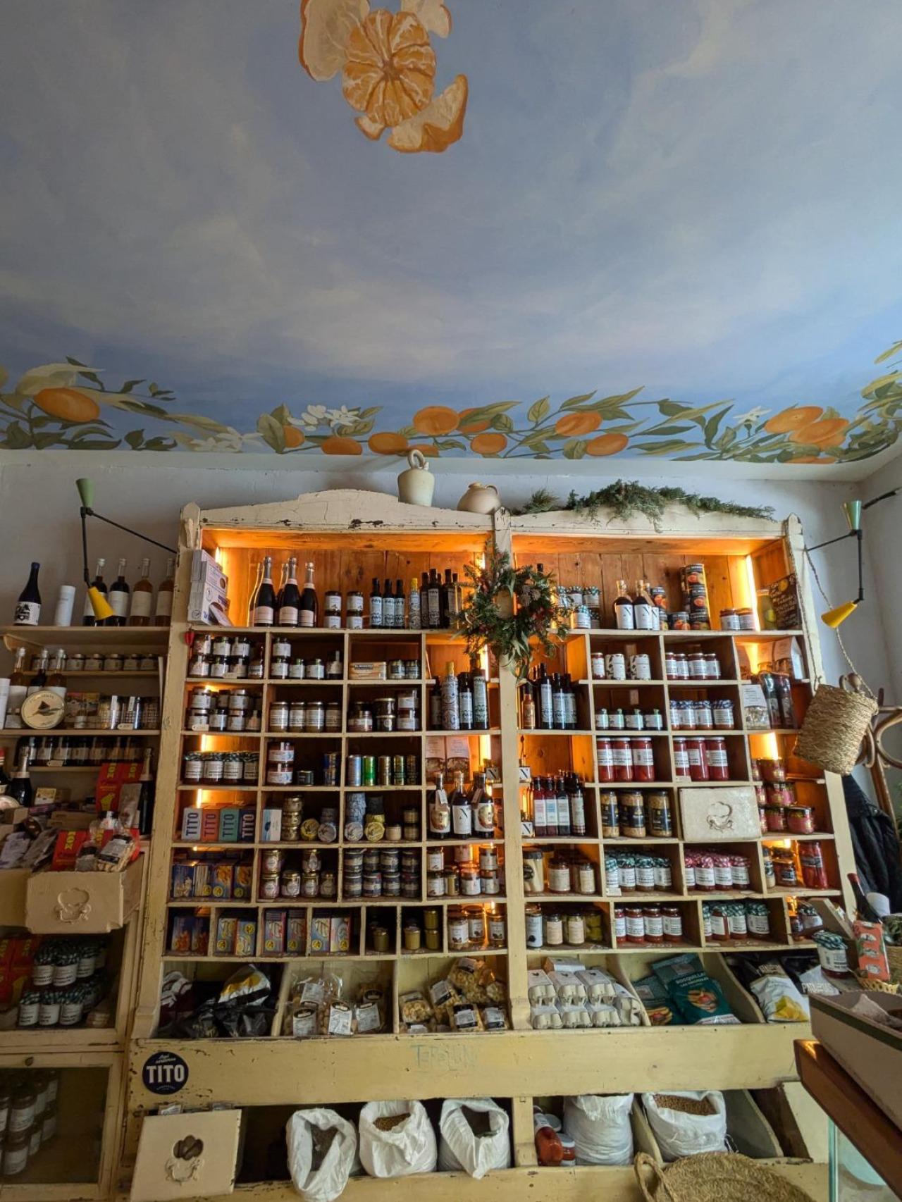 Interior de Comestibles Barea.