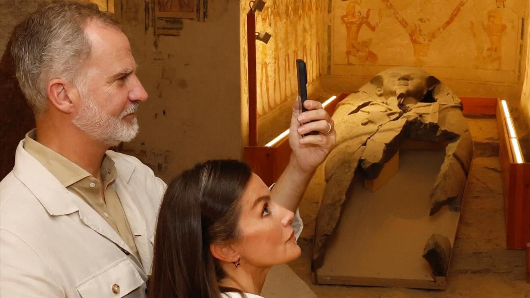 Felipe VI y Letizia, como dos turistas más en el Valle de los Reyes de Egipto: las espectaculares imágenes