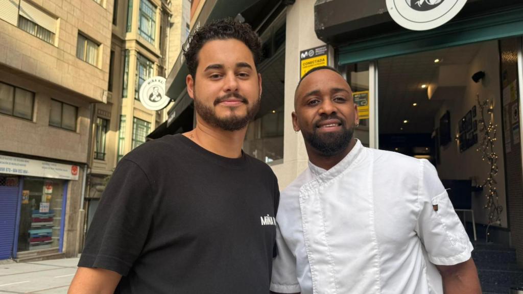 Ismael, a la derecha, y Joel, a la izquierda, dueños de Miña Nai, en Os Mallos