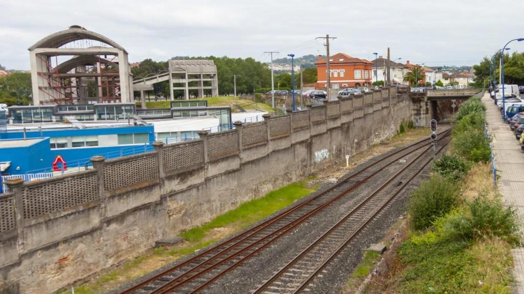 Vías del tren en O Burgo (Culleredo), con la antigua fábrica de La Cros a la izquierda.