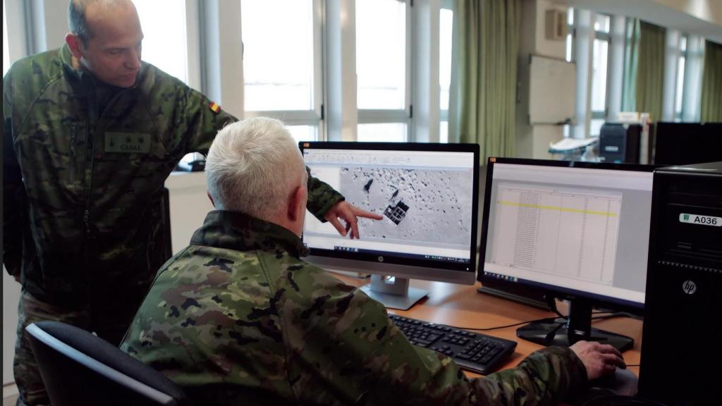 Especialistas del CEGET revisan cambios en el terreno para modificar la cartografía de zonas de interés para la defensa