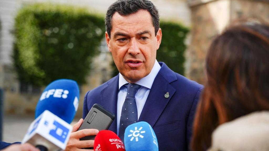 Juanma Moreno atiende a los medios en la cumbre del Comité de las Regiones.