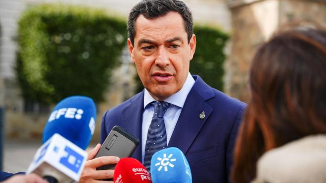 Juanma Moreno atiende a los medios en la cumbre del Comité de las Regiones.