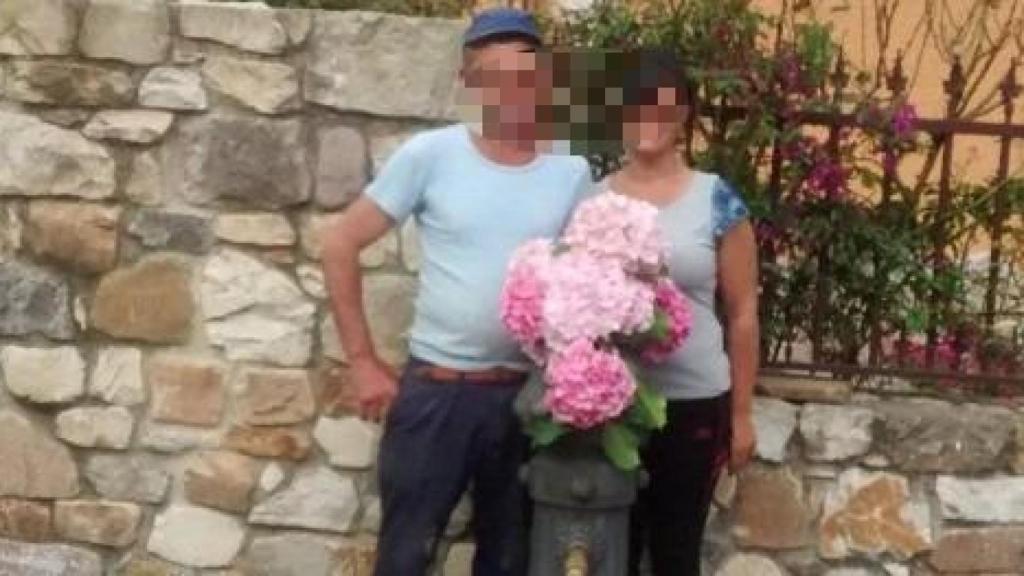 El difunto Toño, sonriente junto a su pareja, Mar.