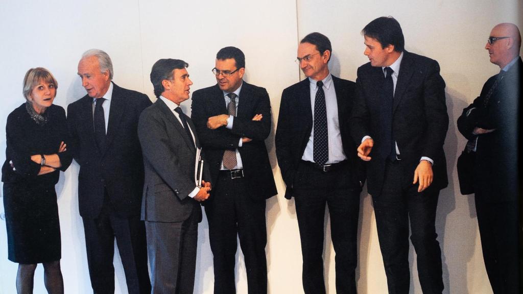 Pietro Scott Jovane, consejero delegado de RCS (segundo por la derecha), y sus hombres de negro. A la izquierda Stafania Bedogni, directora financiera; Giampaolo Zambelletti, vicepresidente; y Tomás Pereda, director de Recursos Humanos.