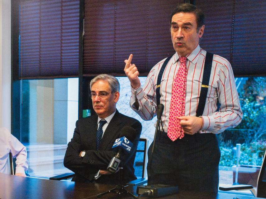 Pedro J. Ramírez, junto a Antonio Fernández Galiano dirigiéndose al conjunto de la empresa.