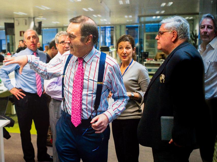 De izquierda a derecha: Eduardo Inda, Casimiro García Abadillo, Pedro J. Ramírez, Ana Romero, Víctor de la Serna e Iñaki Gil.