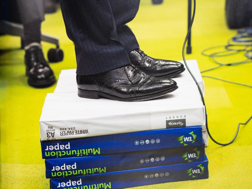 Pedro J. Ramírez sobre los paquetes de folios donde pronunció su discurso de despedida.