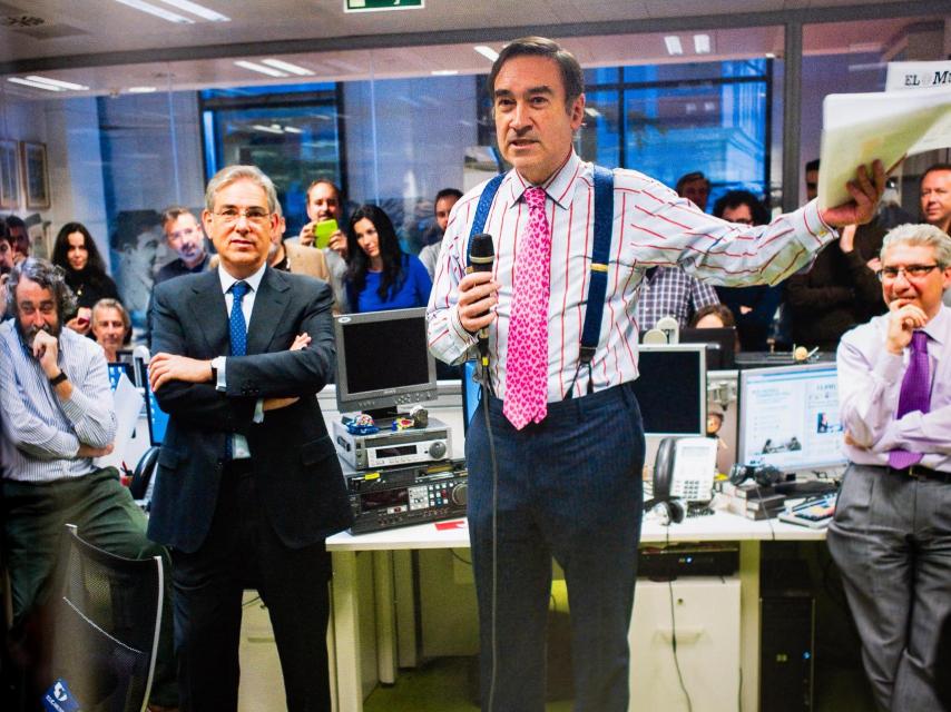 Pedro J. Ramírez, durante su discurso de despedida en la redacción de El Mundo. En primer plano Pedro García Cuartango, Antonio Fernandez Galiano y Casimiro García Abadillo. En segundo plano, Olalla Novoa, Iñaki Gil, Juan Carlos Laviana, Agustín Peri, Eva Fernández y Zabala de la Serna.