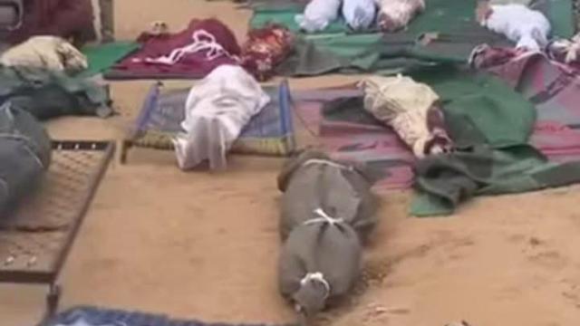 Algunos de los cuerpos de los fallecidos tras el bombardeo de las insurgentes Fuerzas de Apoyo Rápido (FAR) en el campo de refugiados de Abu Shouk, en El Fasher, en la región sudanesa de Darfur del Norte.
