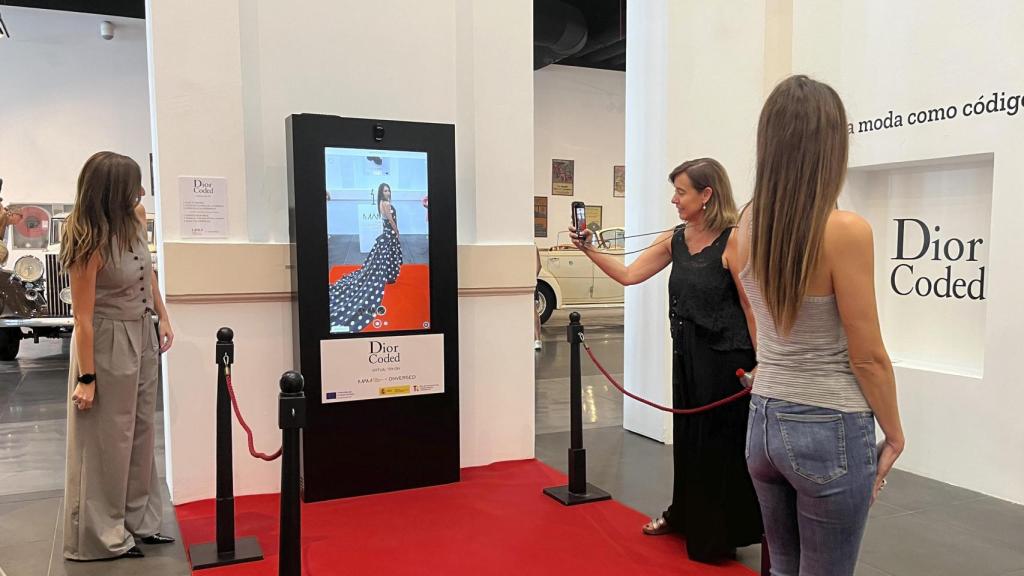 Elisa Pérez de Siles probando la nueva muestra digital del MAM.