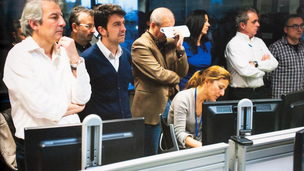 De izquierda a derecha: Iñaki Gil, Juan Carlos LAviana, Vicente Ruiz, Fernando Baeta (con la cara tapada), Ana Romero, Eva Fernández , Rafa Moyano y Ferrán Boiza.