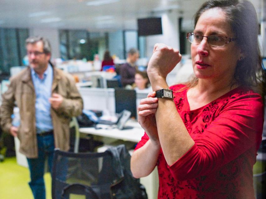 María Peral, con el reloj de Pedro J. Ramírez, con Fernando Lázaro al fondo.