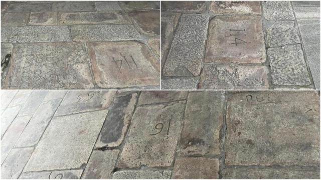 Números grabados en el suelo del Callejón de San Benito de la Ciudad Vieja