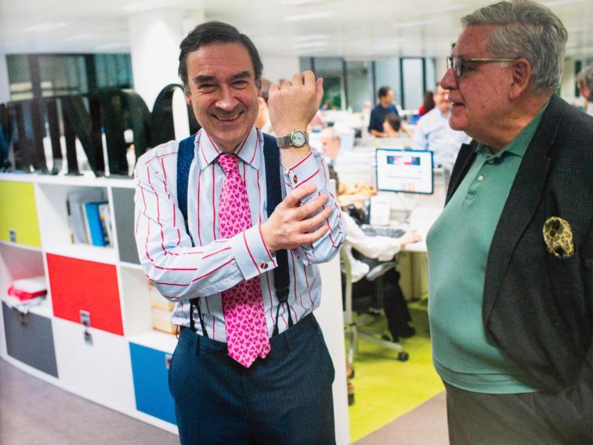 Pedro J. Ramírez se puso 'el reloj de patata' promocional de los inicios de El Mundo ante la mirada divertida de Víctor De la Serna.