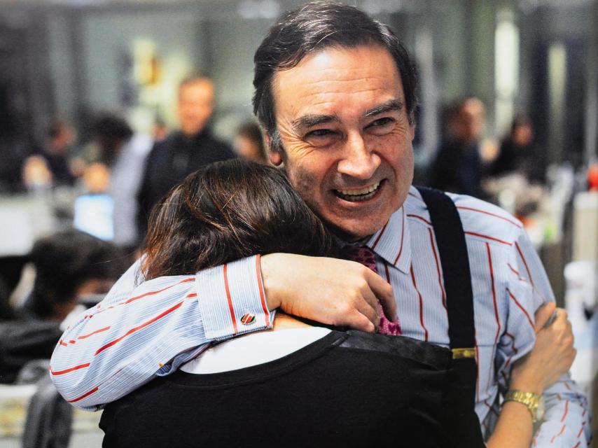 Pedro J. Ramírez abraza a Lucía Méndez.