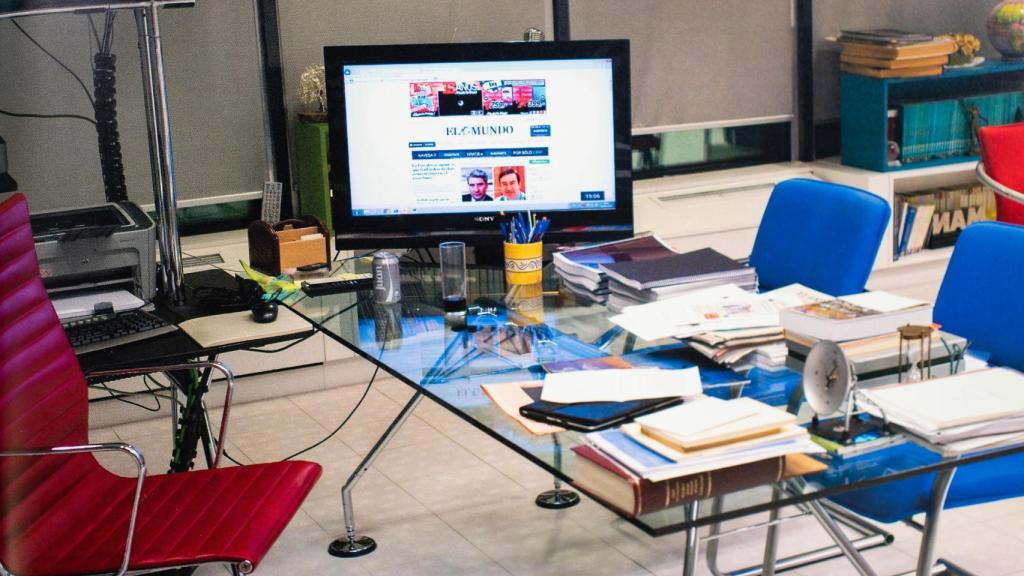El despacho vacío de Pedro J. Ramírez el día de su despedida con la edición digital en la pantalla anunciando su relevo por Casimiro García Abadillo.