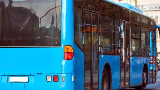 Un autobús urbano realiza una parada