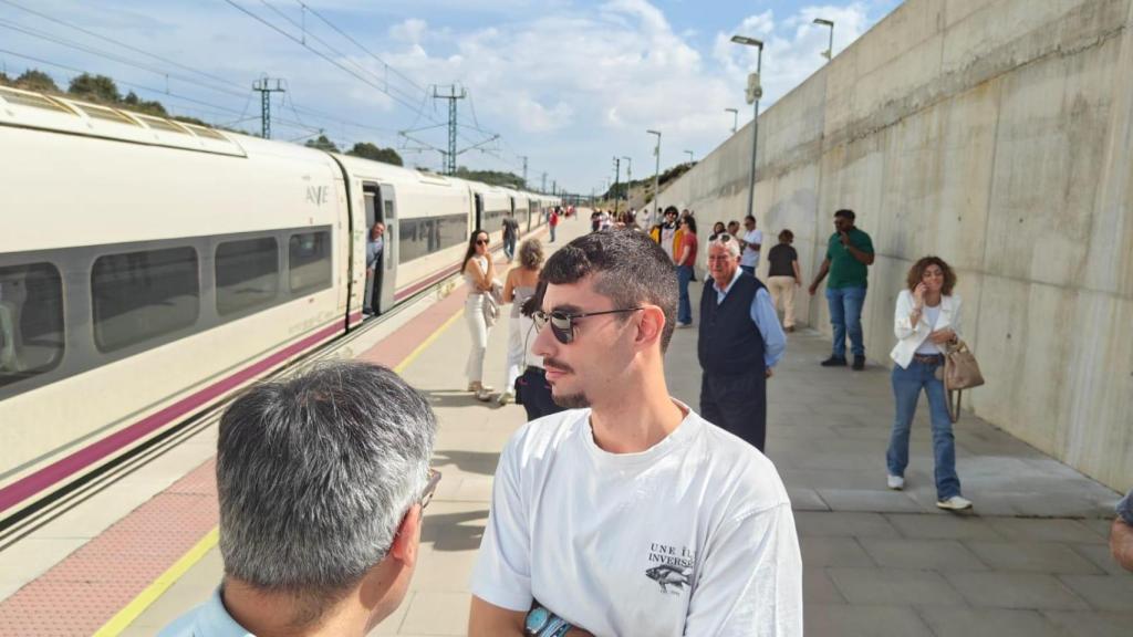 Pasajeros del AVE Galicia-Madrid, parados en Sanabria por una urgencia sanitaria