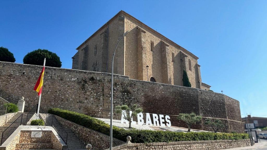 Iglesia de Albares desde abajo.