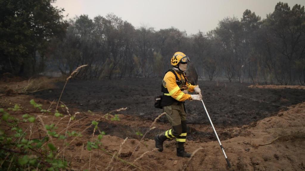Un bombero forestal trata de extinguir el fuego en Lornís, a 18 de septiembre de 2025, en Pantón, Lugo, Galicia (España