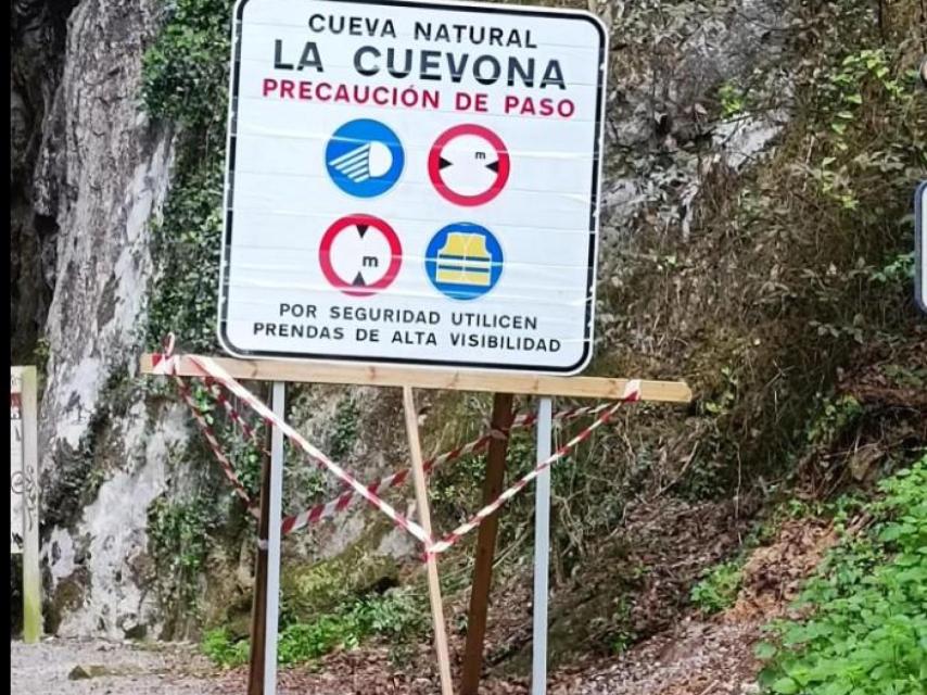 La señal que marca a los turistas el acceso a Cuevas del Agua a través de una gruta natural.