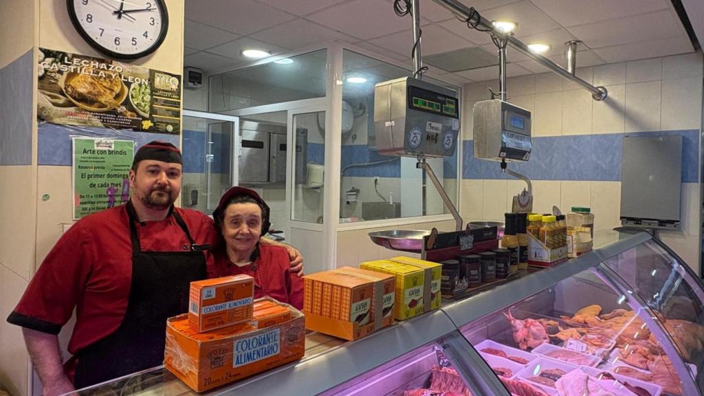 Mari Carmen y José, de Carnicería Mari Carmen, otro de los puestos más antiguos del mercado.