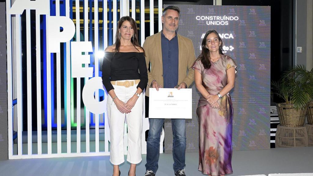 La consellería de Vivenda e Infraestructuras, Martínez Allegue, con el representante de Placas Nortes e Inés Rey, alcaldesa de A Coruña