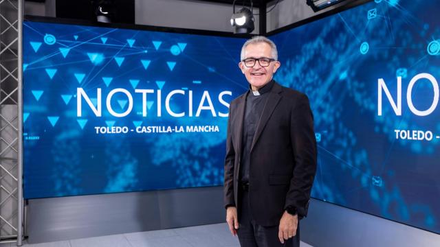 El sacerdote Raúl Muelas posa en el plató de la televisión.