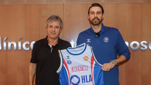 Adrià Sola, presidente del Lucentum, a la izquierda, y Roberto Aguayo, a la derecha.