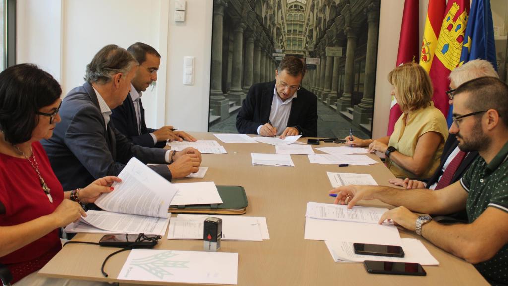 Representantes del Ayuntamiento de Albacete y Globalcaja.