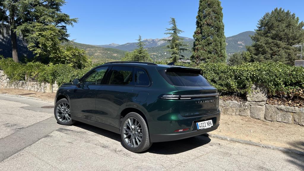 Vista tres cuartos trasera del Leapmotor C10 REEV