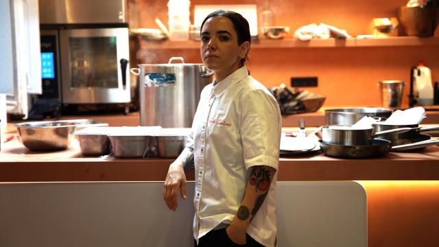 La chef Sarah Cicolini en la cocina de Semilla Food Studio (Madrid), el pasado viernes 19 de septiembre de 2025.