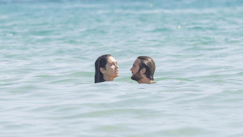 Celia Pedraza y Maziu Fernández en la playa de Ibiza.