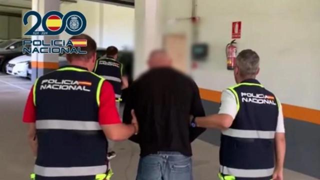 La Policía Nacional deteniendo a una persona en una imagen de archivo.