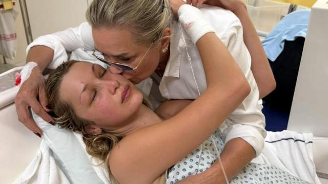 Bella Hadid junto a su madre, en el hospital.