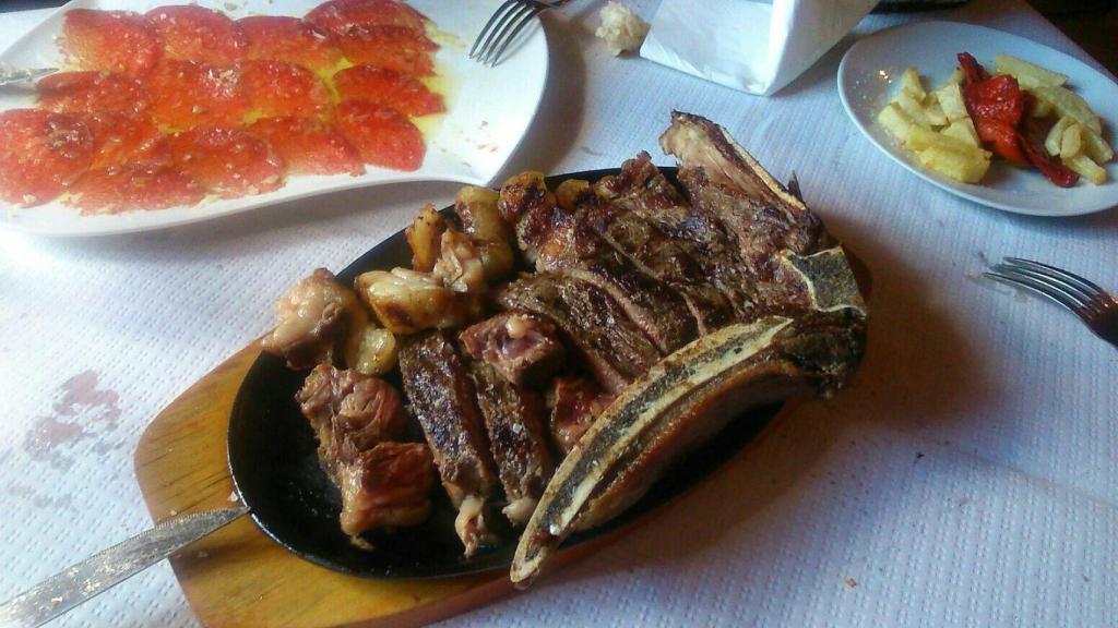 Plato de comida de El Caserío de Biel.