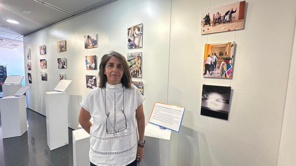 Ana Belén Mulero San José en la exposición de Aspace en el Centro Cívico Canal de Castilla