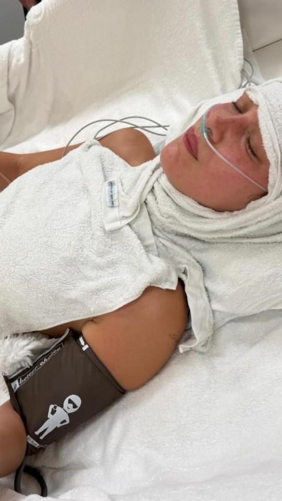 Bella Hadid, en la cama del hospital.