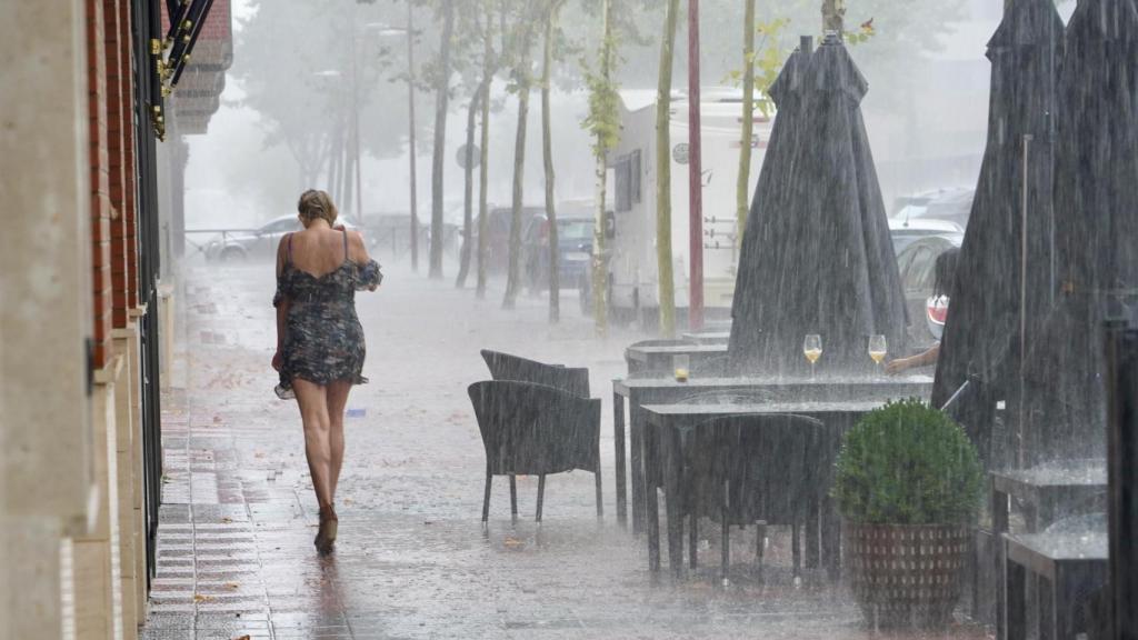 Una mujer durante la tormenta en imagen de archivo.