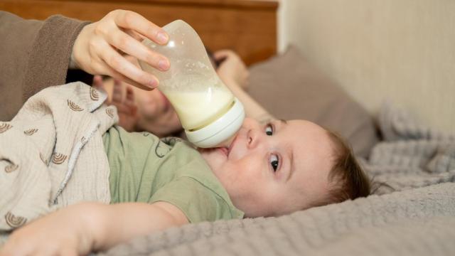 Un bebé toma el biberón